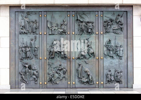 Le soulagement de la porte principale du Monument national de Vítkov à Prague, République tchèque. Banque D'Images