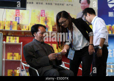 Kun Ming, Yun Nan, CHN. 26 juillet, 2014. KUNMING, CHINE - 26 juil 2014 ï¼šThe le président Mao's typecast acteur était de parler avec les visiteurs. La 49e Newdrugs Chine, Chine Drug Store Show 2014 et 2014 MEDTEC sont détenus pendant 27 Juil 2014 à Kun Ming, la province de Yun Nan, Chine. L'un de l'exposant a invité le président Mao's typecast, acteur principal de la promotion des ventes. © SIPA Asie/ZUMA/Alamy Fil Live News Banque D'Images