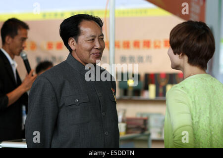 Kun Ming, Yun Nan, CHN. 26 juillet, 2014. KUNMING, CHINE - 26 juil 2014 ï¼šThe le président Mao's typecast acteur était de parler avec les visiteurs. La 49e Newdrugs Chine, Chine Drug Store Show 2014 et 2014 MEDTEC sont détenus pendant 27 Juil 2014 à Kun Ming, la province de Yun Nan, Chine. L'un de l'exposant a invité le président Mao's typecast, acteur principal de la promotion des ventes. © SIPA Asie/ZUMA/Alamy Fil Live News Banque D'Images