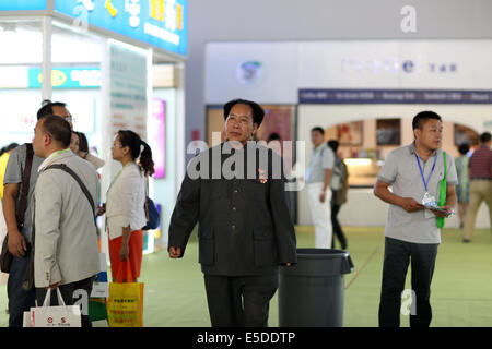 Kun Ming, Yun Nan, CHN. 26 juillet, 2014. KUNMING, CHINE - 26 juil 2014 ï¼šThe le président Mao's typecast acteur. La 49e Newdrugs Chine, Chine Drug Store Show 2014 et 2014 MEDTEC sont détenus pendant 27 Juil 2014 à Kun Ming, la province de Yun Nan, Chine. L'un de l'exposant a invité le président Mao's typecast, acteur principal de la promotion des ventes. © SIPA Asie/ZUMA/Alamy Fil Live News Banque D'Images