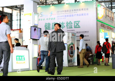 Kun Ming, Yun Nan, CHN. 26 juillet, 2014. KUNMING, CHINE - 26 juil 2014 ï¼šThe le président Mao's typecast acteur. La 49e Newdrugs Chine, Chine Drug Store Show 2014 et 2014 MEDTEC sont détenus pendant 27 Juil 2014 à Kun Ming, la province de Yun Nan, Chine. L'un de l'exposant a invité le président Mao's typecast, acteur principal de la promotion des ventes. © SIPA Asie/ZUMA/Alamy Fil Live News Banque D'Images