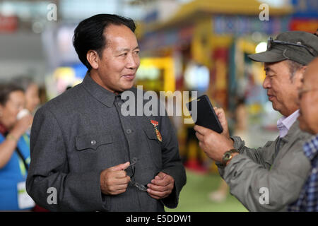 Kun Ming, Yun Nan, CHN. 26 juillet, 2014. KUNMING, CHINE - 26 juil 2014 ï¼šThe le président Mao's typecast acteur était de parler avec les visiteurs. La 49e Newdrugs Chine, Chine Drug Store Show 2014 et 2014 MEDTEC sont détenus pendant 27 Juil 2014 à Kun Ming, la province de Yun Nan, Chine. L'un de l'exposant a invité le président Mao's typecast, acteur principal de la promotion des ventes. © SIPA Asie/ZUMA/Alamy Fil Live News Banque D'Images