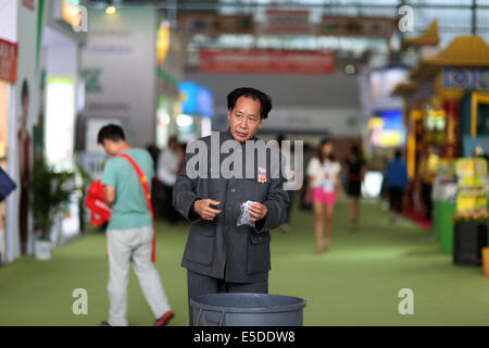 Kun Ming, Yun Nan, CHN. 26 juillet, 2014. KUNMING, CHINE - 26 juil 2014 ï¼šChairman Mao typecast acteur était l'abandon de détritus. La 49e Newdrugs Chine, Chine Drug Store Show 2014 et 2014 MEDTEC sont détenus pendant 27 Juil 2014 à Kun Ming, la province de Yun Nan, Chine. L'un de l'exposant a invité le président Mao's typecast, acteur principal de la promotion des ventes. © SIPA Asie/ZUMA/Alamy Fil Live News Banque D'Images