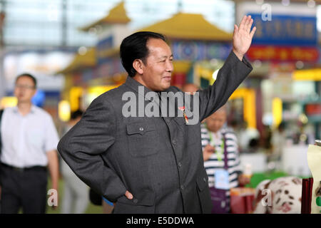 Kun Ming, Yun Nan, CHN. 26 juillet, 2014. KUNMING, CHINE - 26 juil 2014 ï¼šThe typecast acteur a été faire beaucoup de pose de Mao. La 49e Newdrugs Chine, Chine Drug Store Show 2014 et 2014 MEDTEC sont détenus pendant 27 Juil 2014 à Kun Ming, la province de Yun Nan, Chine. L'un de l'exposant a invité le président Mao's typecast, acteur principal de la promotion des ventes. © SIPA Asie/ZUMA/Alamy Fil Live News Banque D'Images