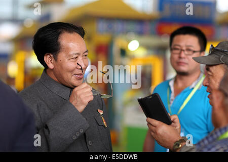 Kun Ming, Yun Nan, CHN. 26 juillet, 2014. KUNMING, CHINE - 26 juil 2014 ï¼šThe le président Mao's typecast acteur était de parler avec les visiteurs. La 49e Newdrugs Chine, Chine Drug Store Show 2014 et 2014 MEDTEC sont détenus pendant 27 Juil 2014 à Kun Ming, la province de Yun Nan, Chine. L'un de l'exposant a invité le président Mao's typecast, acteur principal de la promotion des ventes. © SIPA Asie/ZUMA/Alamy Fil Live News Banque D'Images