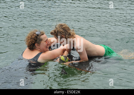 Summer Fun dans l'eau, woman and boy smiling at each other Banque D'Images