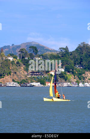 Avis de kobie cat la voile sur la péninsule Tiburon avec Angel Island dans l'arrière-plan Banque D'Images