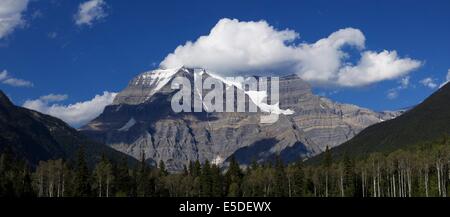 Nuages sur le mont Robson en Colombie-Britannique, Canada Banque D'Images