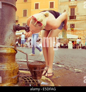 Femme de l'eau potable. Banque D'Images