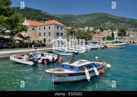 Bateaux de pêche dans le port, Bol, île de Brač, en Dalmatie, Croatie Banque D'Images