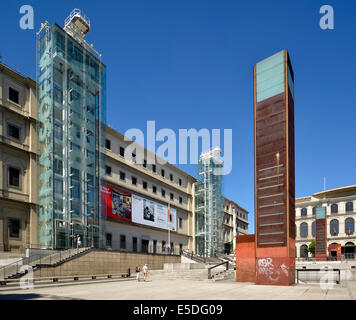 Ascenseurs de verre à l'entrée principale, Centro de Arte Reina Sofia museum, Madrid, Espagne Banque D'Images