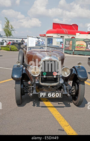 Lagonda 14/60 tourer construite en 1927 au circuit de Silverstone sur voiture classique jour Banque D'Images