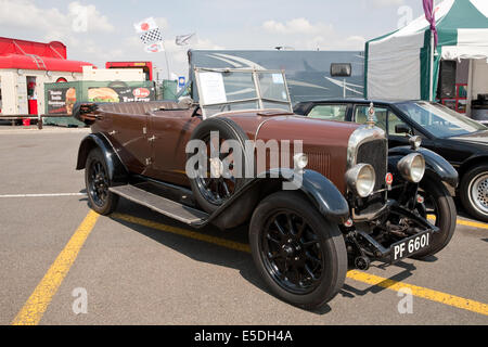 Lagonda 14/60 tourer construite en 1927 au circuit de Silverstone sur voiture classique jour Banque D'Images