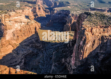 Vue aérienne d'hélicoptère de Canyon de Chelly National Monument, situé à l'intérieur de la Nation Navajo près de Chinle, Arizona, USA. Banque D'Images