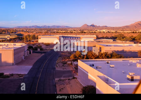 Vue aérienne du vol en hélicoptère au-dessus de la voie de circulation à l'approche de la zone d'atterrissage commercial à Scottsdale Airpark, Scottsdale, AZ. Banque D'Images