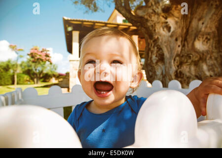 Bébé mâle avec la bouche ouverte à l'extérieur Banque D'Images