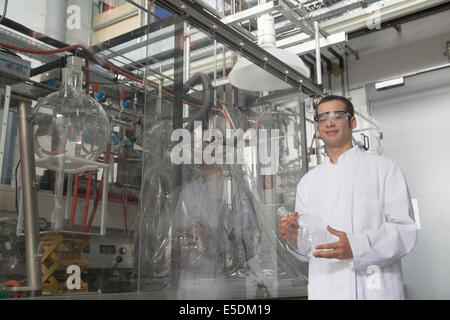 Portrait of smiling chemist dans un local technique Banque D'Images