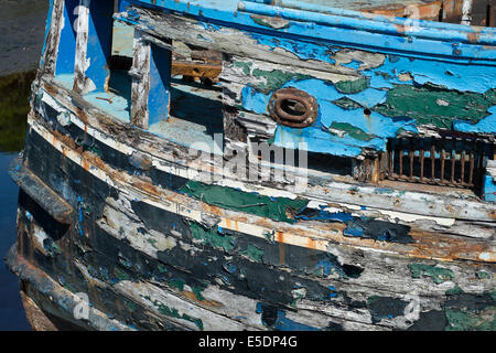 Vieux bateau délabré avec peeling peinture bleue et la rouille, le port de Stornoway, Outer Hebrides Banque D'Images