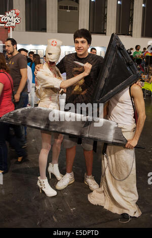 Pyramid Head et infirmière de Silent Hill à la Foire internationale de la Comic de Barcelone le 17 mai 2014 à Barcelone, Catalogne, Espagne. Banque D'Images