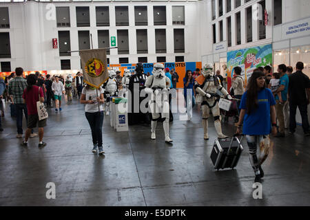 Darth Vader avec les gardes impériaux à Comic juste le 17 mai à Barcelone, Catalogne, Espagne. Banque D'Images