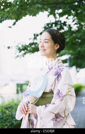 Jeune japonaise dans un kimono traditionnel Banque D'Images