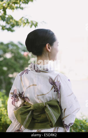 Jeune japonaise dans un kimono traditionnel Banque D'Images
