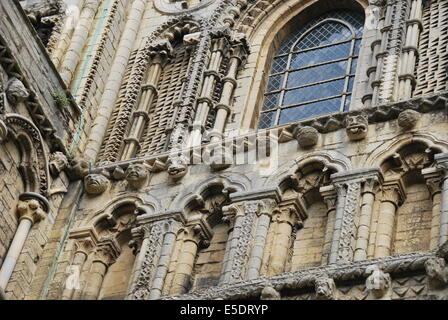 L'Angleterre. Cathédrale d'Ely.. Amérique du Cambridgeshire. Les murs extérieurs des détails. Colonnes et piliers. Ancienne sculpture sur pierre. Les gargouilles. Banque D'Images