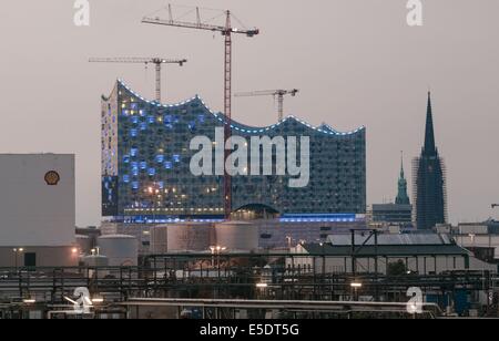 Hambourg, Allemagne. 28 juillet, 2014. L'Elbe Philharmonic Hall est allumé en bleu clair à Hambourg, Allemagne, 28 juillet 2014. Tartist Ligh Michael Batz s'allumera divers bâtiments dans le port de Hambourg en lumière bleue avant le 03 août 2014. Photo : Markus Scholz/dpa/Alamy Live News Banque D'Images