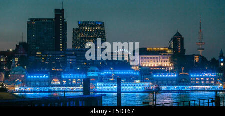 Hambourg, Allemagne. 28 juillet, 2014. Le St Pauli Piers sont éclairés en lumière bleue à Hambourg, Allemagne, 28 juillet 2014. Tartist Ligh Michael Batz s'allumera divers bâtiments dans le port de Hambourg en lumière bleue avant le 03 août 2014. Photo : Markus Scholz/dpa/Alamy Live News Banque D'Images