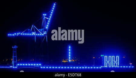 Hambourg, Allemagne. 28 juillet, 2014. Un conteneur roulant est allumé en bleu clair à Hambourg, Allemagne, 28 juillet 2014. Tartist Ligh Michael Batz s'allumera divers bâtiments dans le port de Hambourg en lumière bleue avant le 03 août 2014. Photo : Markus Scholz/dpa/Alamy Live News Banque D'Images