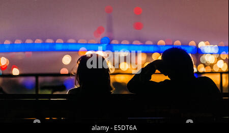 Hambourg, Allemagne. 28 juillet, 2014. Quelques vues du pont Koehlbrand, qui s'allume en bleu clair, à Hambourg, Allemagne, 28 juillet 2014. Tartist Ligh Michael Batz s'allumera divers bâtiments dans le port de Hambourg en lumière bleue avant le 03 août 2014. Photo : Markus Scholz/dpa/Alamy Live News Banque D'Images