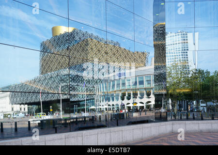 Reflet dans bâtiment adjacent. Bibliothèque de Birmingham, Angleterre Banque D'Images