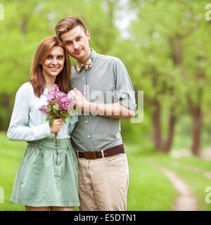 Couple in love dans park smiling. Valentine's Day Banque D'Images