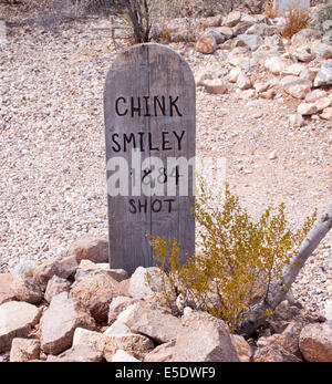 Des pierres tombales étranges au cimetière de Boot Hill à Tombstone, Arizona murmurent des histoires sur les hors-la-loi tristement célèbres du Far West et la justice frontalière. Banque D'Images