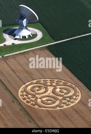 Raisting, Allemagne. 28 juillet, 2014. Promenades visiteurs via un crop circle dans un champ de blé à côté d'une antenne de la station terrienne près de Raisting, Allemagne, 28 juillet 2014. Un aéronaute avait découvert l'agroglyphe il y a environ une semaine. Photo : Karl-Josef Opim/dpa/Alamy Live News Banque D'Images