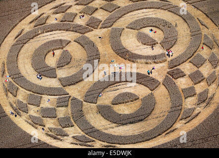 Raisting, Allemagne. 28 juillet, 2014. Les visiteurs à pied via un crop circle dans un champ de blé près de Raisting, Allemagne, 28 juillet 2014. Un aéronaute avait découvert l'agroglyphe il y a environ une semaine. Photo : Karl-Josef Opim/dpa/Alamy Live News Banque D'Images