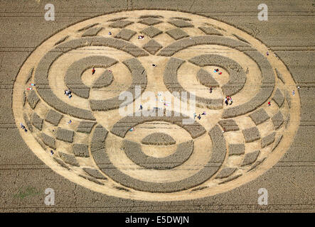 Raisting, Allemagne. 28 juillet, 2014. Les visiteurs à pied via un crop circle dans un champ de blé près de Raisting, Allemagne, 28 juillet 2014. Un aéronaute avait découvert l'agroglyphe il y a environ une semaine. Photo : Karl-Josef Opim/dpa/Alamy Live News Banque D'Images