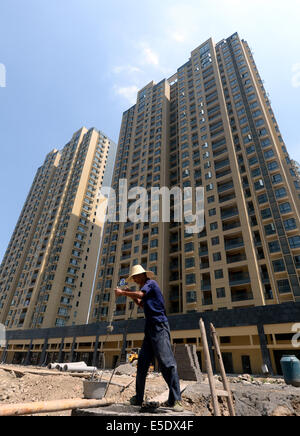 (140729) -- HANGZHOU, le 29 juillet 2014 (Xinhua) -- un salarié travaille dans un chantier de construction dans le district de Xiaoshan, à Hangzhou, capitale de la Chine de l'est la province du Zhejiang, le 29 juillet 2014. Hangzhou va lever l'interdiction d'une seconde résidence à Xiaoshan et Yuhang district dès le mardi, en fonction de la sécurité et de la gestion de Logement Hangzhou Bureau. L'interdiction est également levé pour les acheteurs l'achat d'une maison plus de 140 mètres carrés dans le centre-ville, selon le bureau. Jusqu'à présent, autour de 20 régions, surtout deuxième et de troisième rang des villes où les stocks sont élevés, ont levé les interdictions ou l'allégement sur la propriété de m Banque D'Images