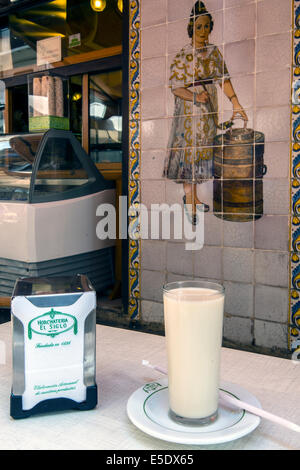 Verre d'horchata à Horchateria El Siglo, Valence, Communauté Valencienne, Espagne Banque D'Images