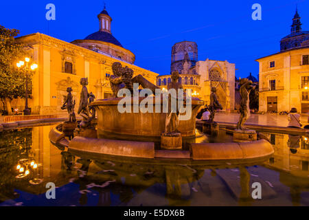 Vue de nuit fontaine Turia, Plaza de la Virgen, Valencia, Comunidad Valenciana, Espagne Banque D'Images