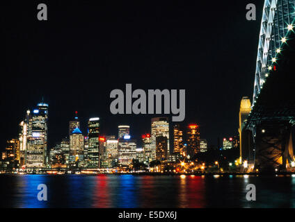Le centre-ville de Sydney et Circular Quay vu de la rive nord de nuit, New South Wales, Australie Banque D'Images