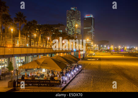 Nuit sur un restaurant en plein air sur la plage de sable, Barcelone, Catalogne, Espagne Banque D'Images