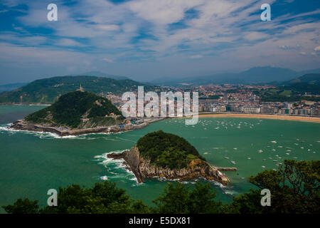 Sur les toits de la ville avec la Bahia de la Concha, Donostia San Sebastian, Gipuzkoa, Pays Basque, Espagne Banque D'Images