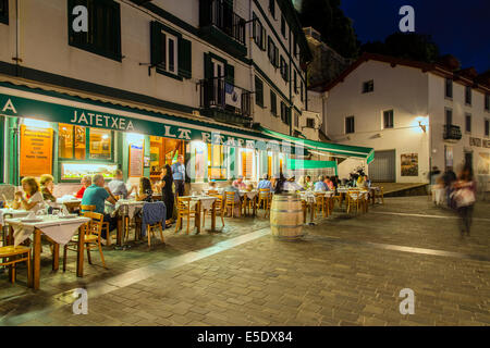 Restaurant en plein air au bord de l'eau, Donostia San Sebastian, Gipuzkoa, Pays Basque, Espagne Banque D'Images