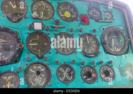 Vue intérieure d'un modèle peint les hélicoptères militaires Mil Mi 2T, au motif de la Musée Buchheim à Berne Ried sur Lake Star Banque D'Images