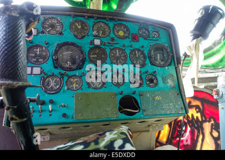 Vue intérieure d'un modèle peint les hélicoptères militaires Mil Mi 2T, au motif de la Musée Buchheim à Berne Ried sur Lake Star Banque D'Images