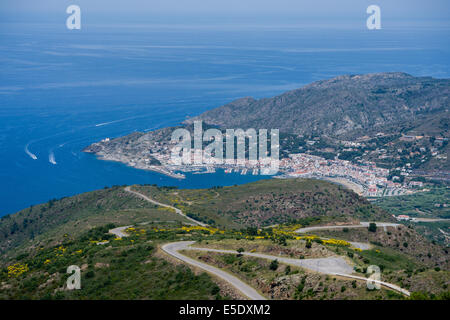 El Port de la Selva au village Costa Brava, Catalogne, Espagne, vu du monastère de Sant Pere de Rodes. Banque D'Images