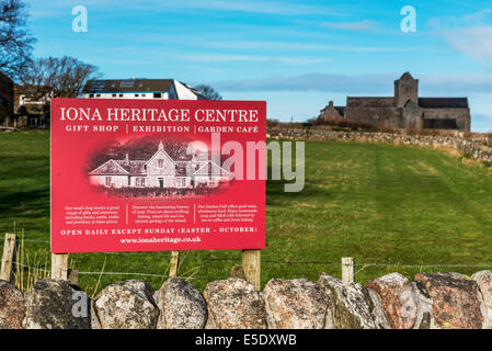 Panneau pour l'Iona Heritage Centre sur l'île d'Iona. Dans l'arrière-plan est l'abbaye de Iona. C'est l'une des plus anciennes Banque D'Images