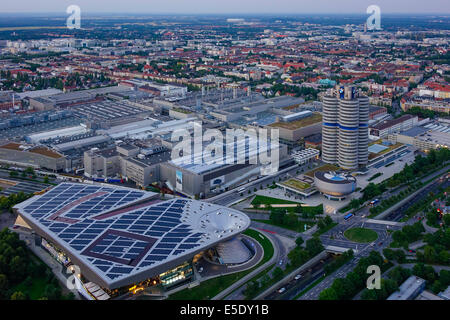 Regardez la BMW Welt et de l'Administration centrale à quatre cylindres 'BMW', Munich, Bavaria, Germany, Europe Banque D'Images