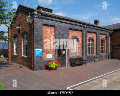 Hall d'alimentation contient des pièces moteur bateau National Waterways Museum Ellesmere Port Cheshire home à nation's collection Canal River waterway histoire Banque D'Images